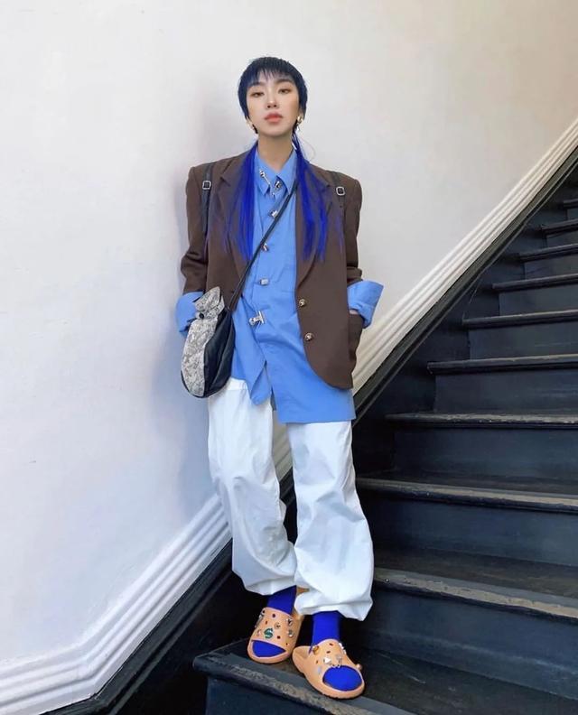 不知怎么搭配衣服?GO,跟着各国时尚博主们学穿搭!