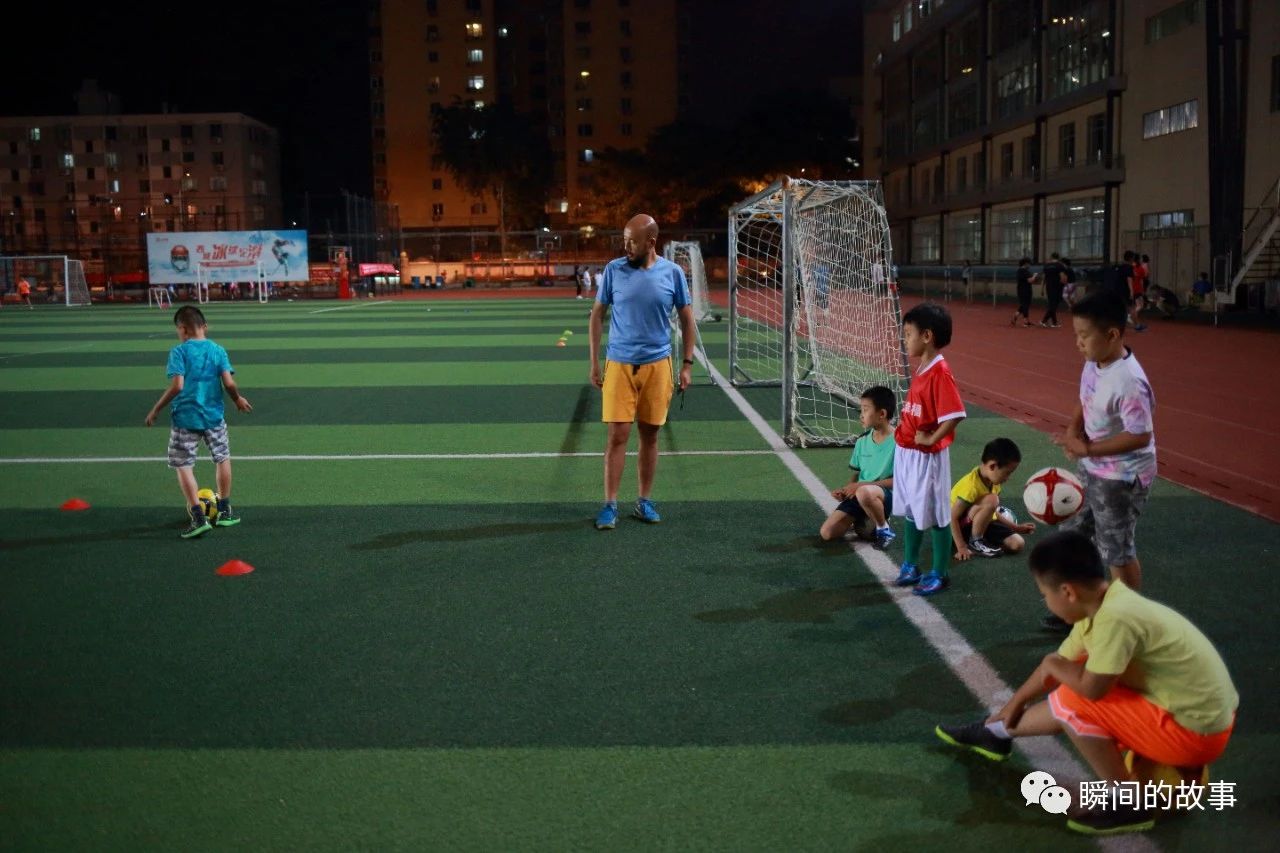 晚上足球训练什么内容,少年足球训练光脚日常