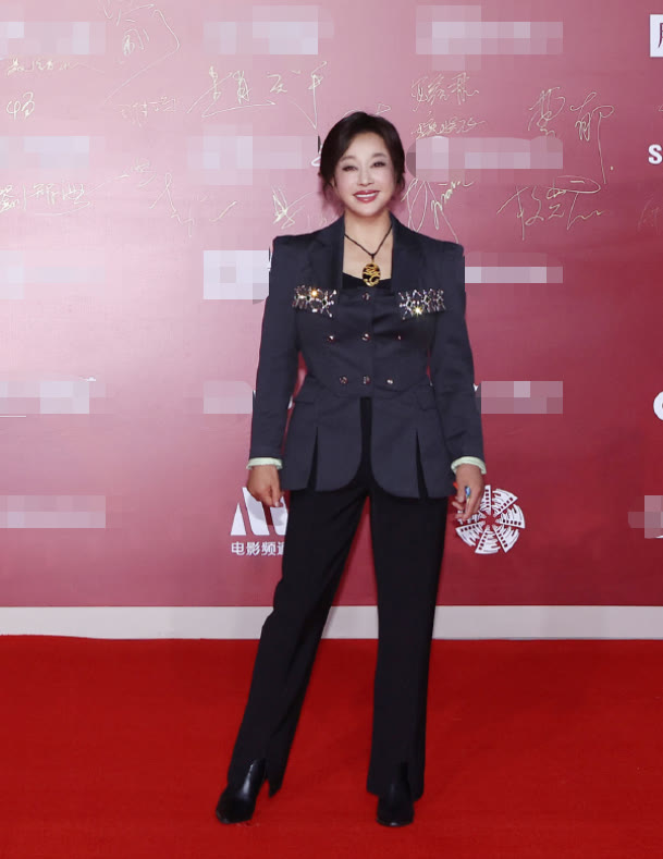 67岁刘晓庆穿白西装,刘晓庆终于认真穿搭了图片