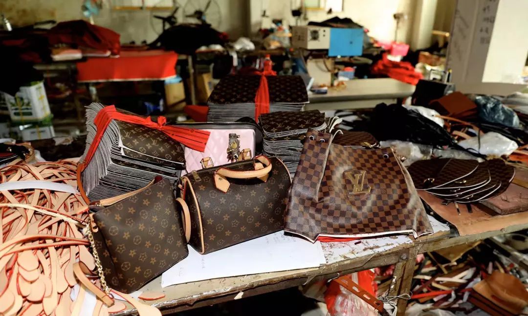 29.9的劣质围巾,2580元假围巾