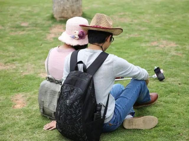 女孩让小伙当真人沙包发泄压力，结束后女孩哭诉自己经历男孩吃惊