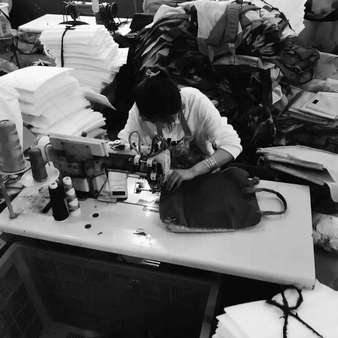 00后的小姑娘开网店一月挣100多万,19岁女孩做生意一年能赚400百万