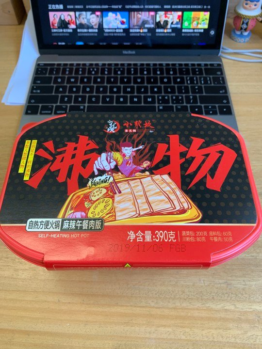 一进门就看见小蜜蜂在追着神奇女侠