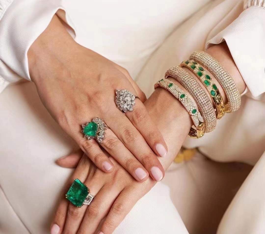 作为地位最崇高的彩色宝石，百万分之一的获得率，赋予了它的高贵