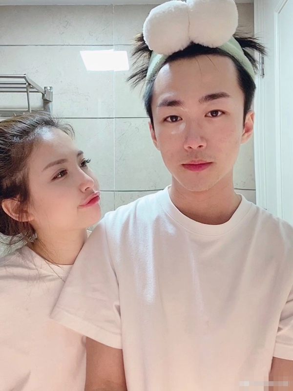 汤圆和不求人情人节直播回放,不求人和汤圆在晚玉直播间撒狗粮