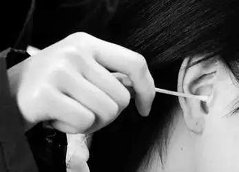 用棉签掏耳朵的危害动画,用棉签掏耳朵对身体有害吗