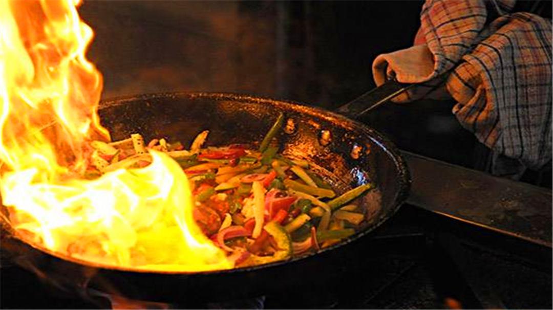 什么方法能让炒菜不溅油,炒菜油不溅的方法
