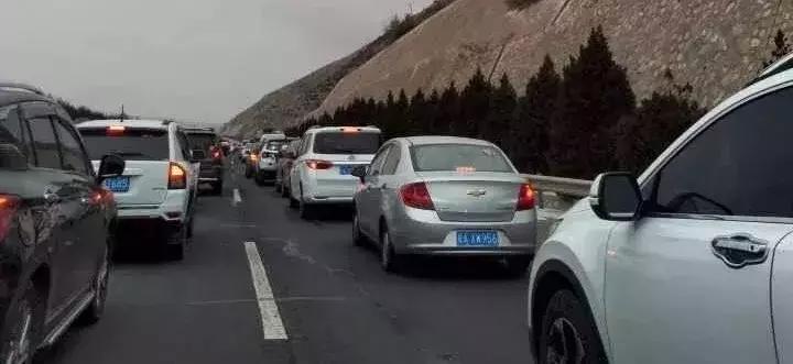 返程高速车流,返程大军挤爆沪渝高速