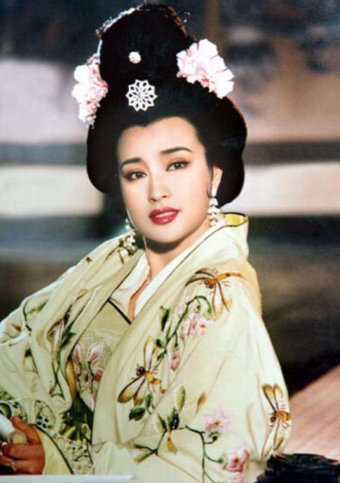 69岁刘晓庆和妹妹罕见同窗照片,刘晓庆的家庭背景