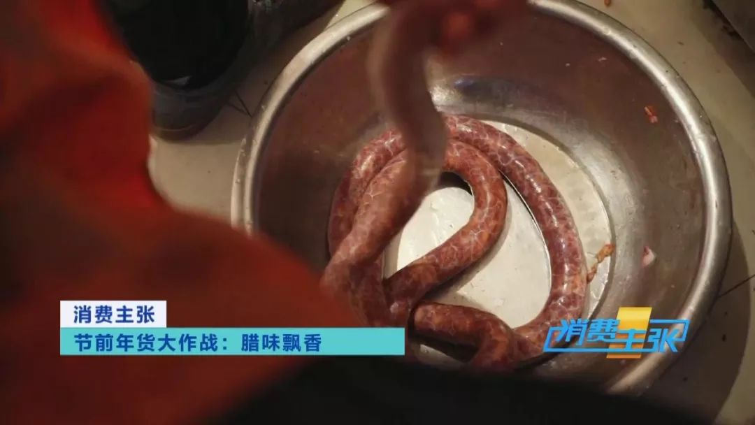 又到熏腊肉灌香肠的时节,做好的香肠在家熏腊肉