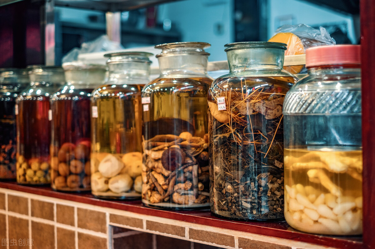 毒蛇在酒里一年后“复活”，村民开盖后被咬身亡！为何蛇没有死？