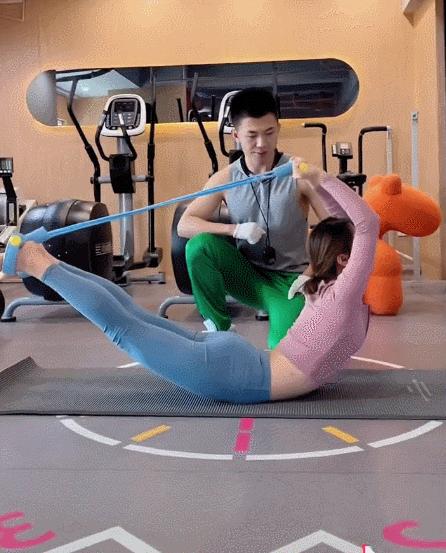 如何锻炼使腰背笔直,站着练腰背肌锻炼方法