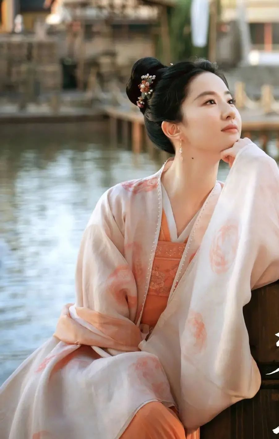 买二手衣服回家补、一张椅子用18年，这8位明星，有钱也没乱花