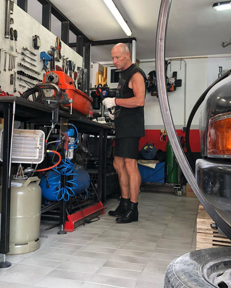 辣眼睛！美61岁工程师酷爱女装，爱穿裙子高跟鞋上班，吸粉上万