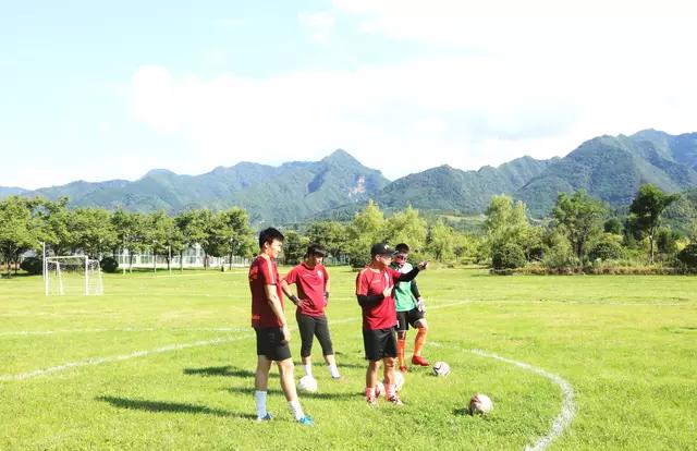 小学生陕西西安封闭式足球夏令营,西安少年夏令营团购