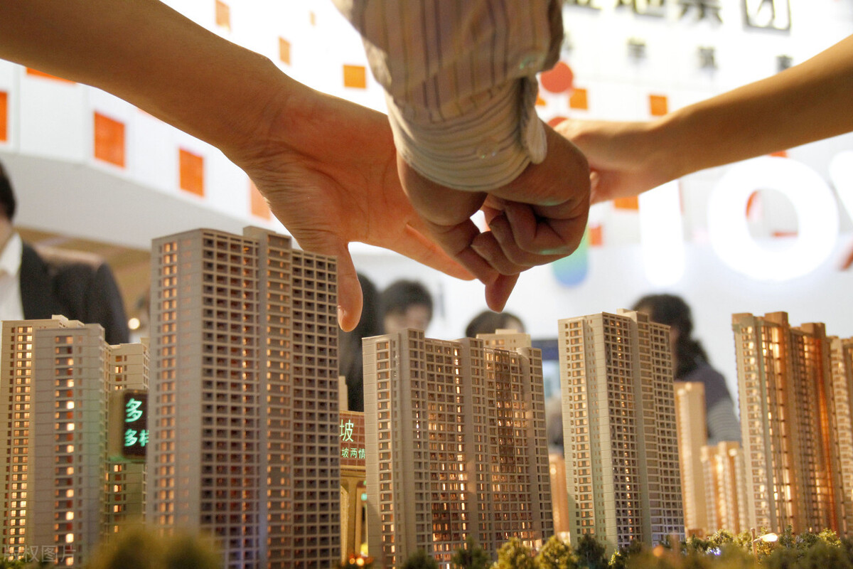 商品房到期70年后成危房怎么处理,40年产权到期续期70年需要多少钱