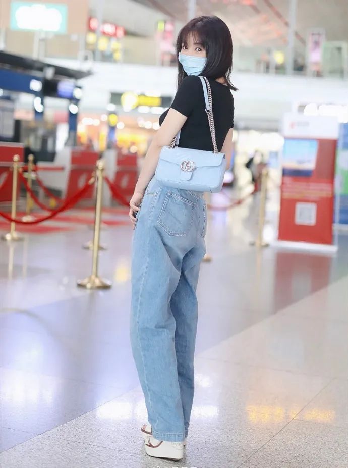 马丁靴怎样穿时髦新潮还显腿细呢,冬季马丁靴松糕鞋