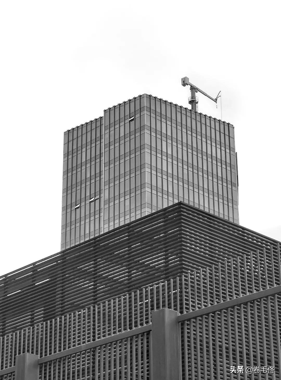 如何拍摄建筑震撼的照片,如何拍出高大建筑和人的照片