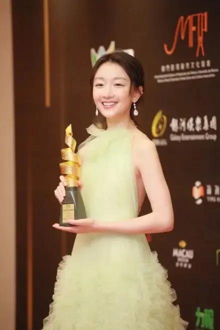 16岁出道荣获影后,周冬雨一个谋女郎的成长之路