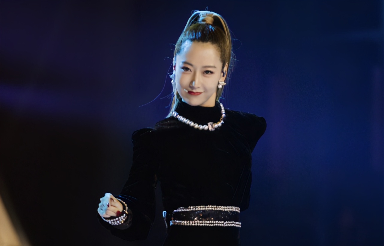 女明星舞台突发礼服事故,韩国女明星礼服意外脱落死亡