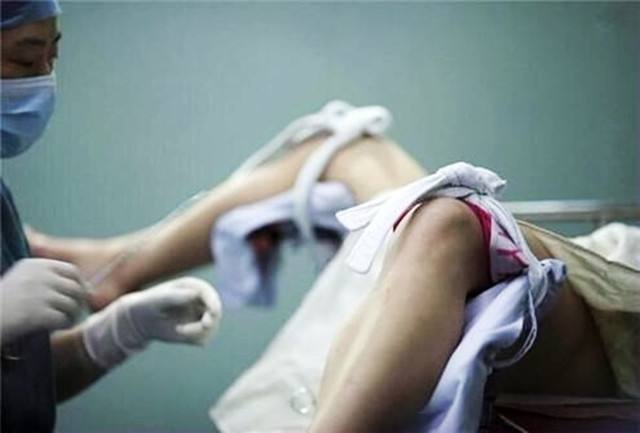 产妇分娩被“围观”，吓得使不出力气，在产科遇到男医生，尴尬