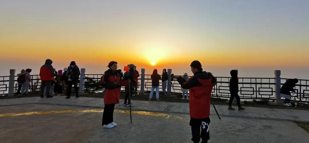 峨眉山金顶日月同辉高清大图,峨眉山日出云海彩虹风景