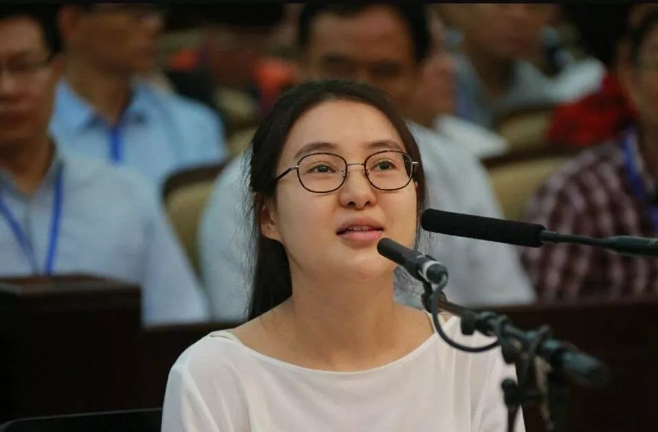 郭美美跟她妈妈照片,郭美美和妈妈一起采访