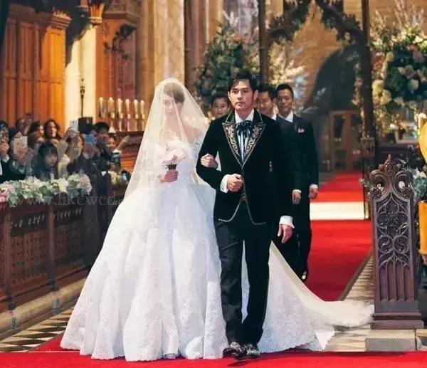 备婚的新娘们视频,备婚中式婚纱推荐