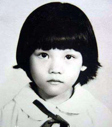 蔡少芬张晋全家福上热搜，三胎儿子“唐装”出镜，年味儿十足