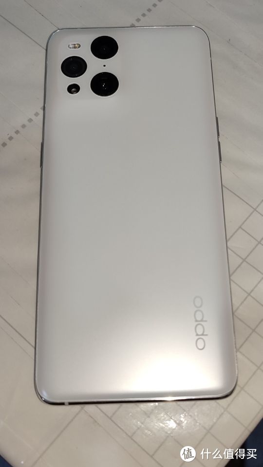 realmegt大师探索版是曲面屏吗,realmegt大师探索版是什么品牌的