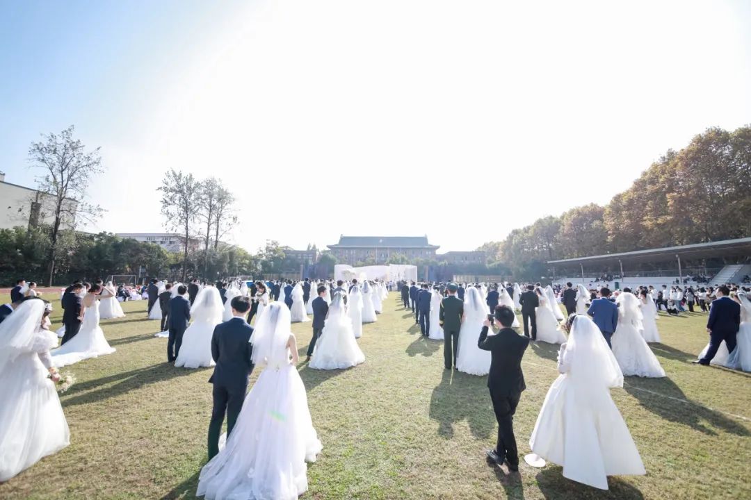 李兰娟致敬院士视频,致敬李兰娟院士的诗朗诵