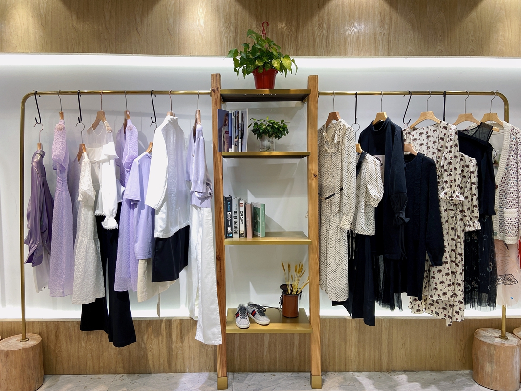 3colour三彩2021年冬款羽绒服,3colour三彩女装专卖店