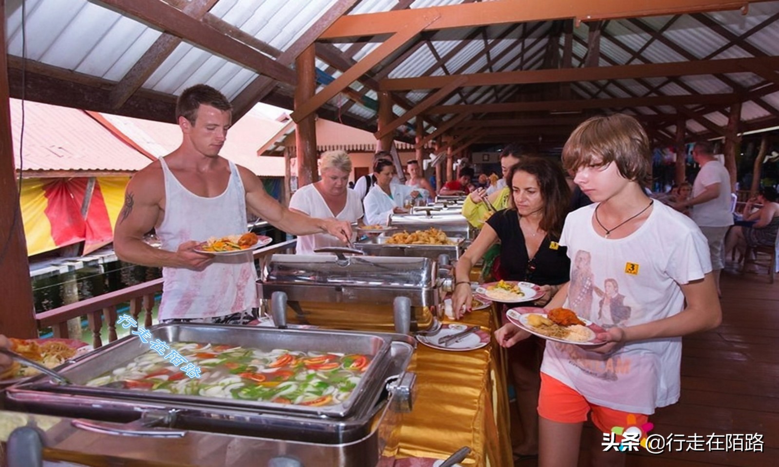 泰国唯一的回民村：房子踩高跷、足球水上踢，饭菜最难吃