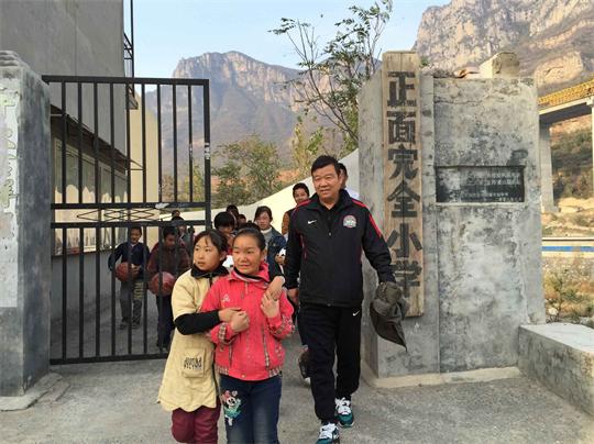 他被称为足球教父，晚年投身公益事业，得到罗纳尔多支持