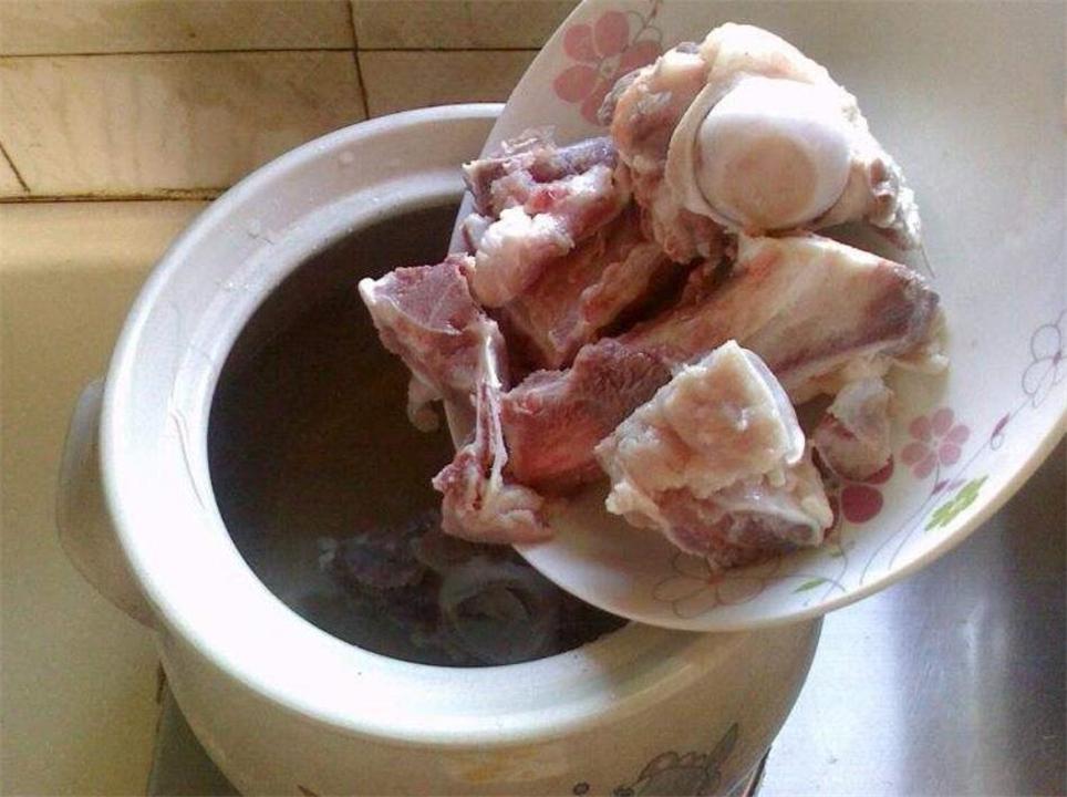 骨头汤能让孩子生长发育长高吗,宝妈为儿子长高