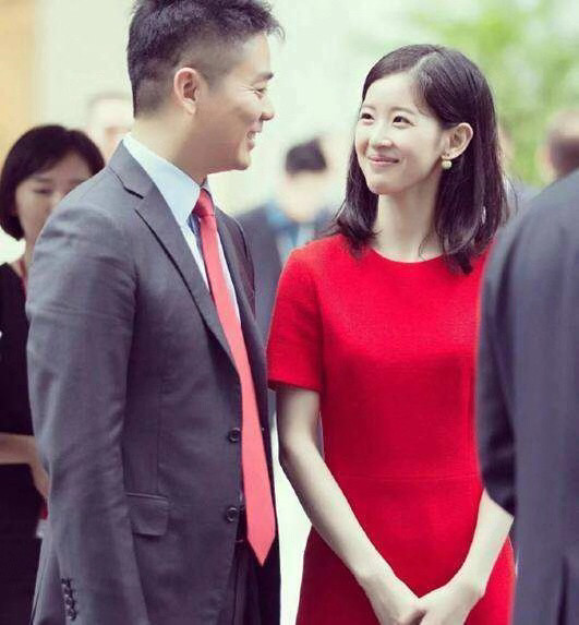 刘强东和奶茶妹是怎么回事,刘强东和奶茶妹妹最新恩爱照片