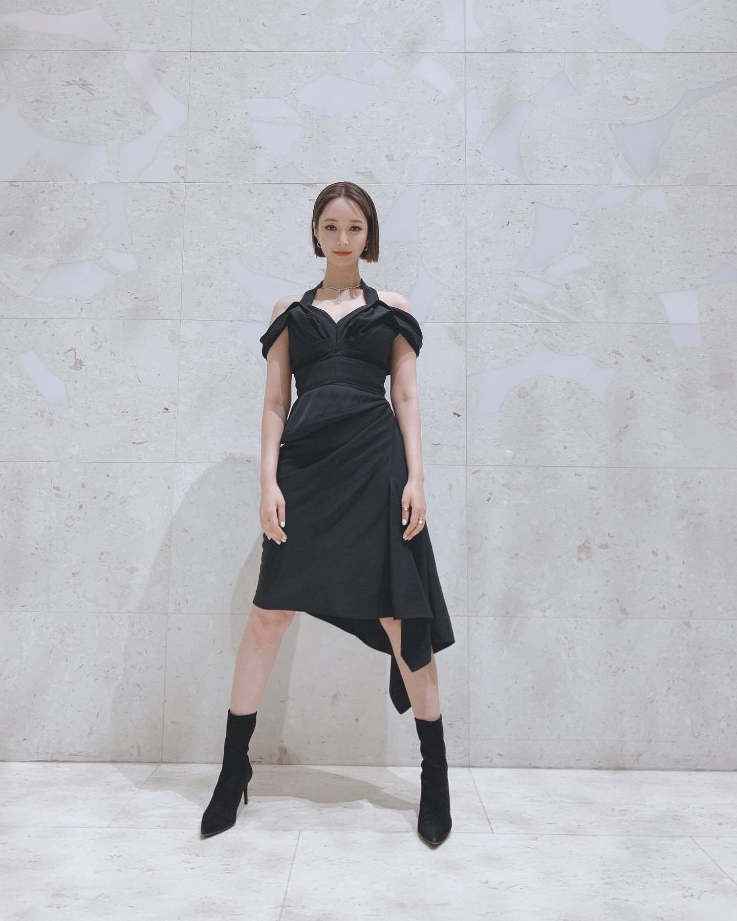 她是韩国“短发女神”，穿黑色蕾丝长裙搭皮靴出镜，霸气潇洒