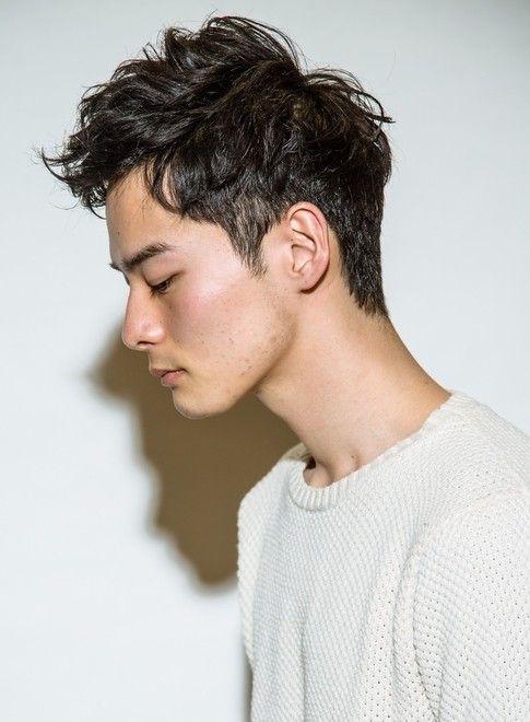 男生发质细软扁塌油腻自然卷发型,男生卷发造型中长发圆脸