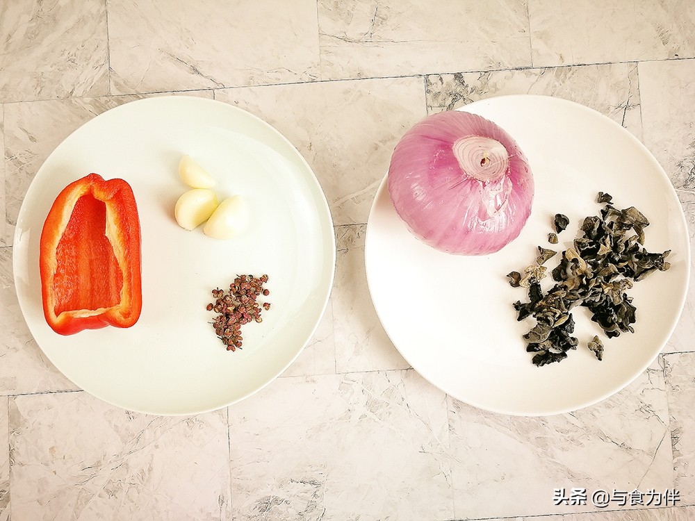 洋葱拌木耳洋葱泡水吗,洋葱拌木耳洋葱怎么做才不会辛辣