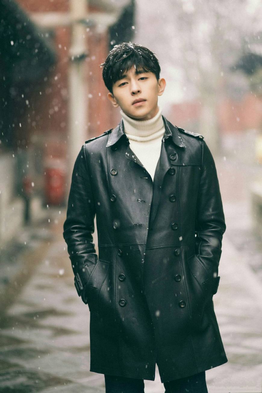 邓伦太白了，剧组要为他换摄像机！网友：不愧是“牛奶肤邓伦苏”