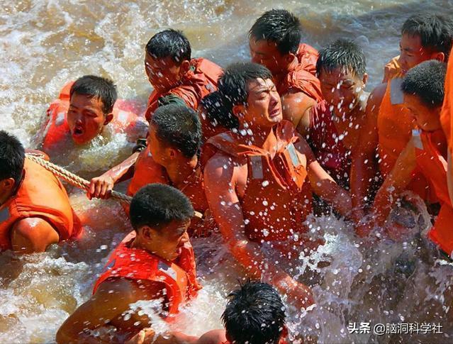 用卡车堵河堤缺口,用卡车堵洪水卡车找到了吗