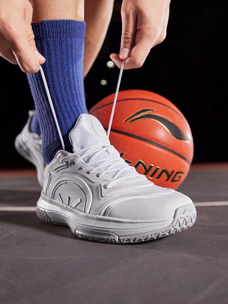 李宁跟安踏哪一个更值得入手,李宁安踏新款