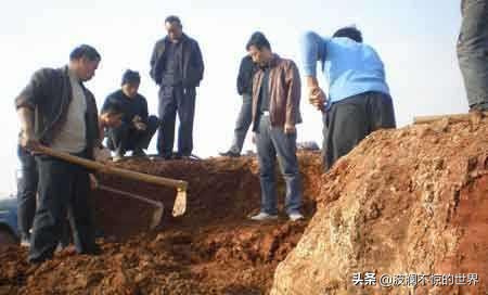 考古挖到恐龙骨头,考古挖到古代的墓