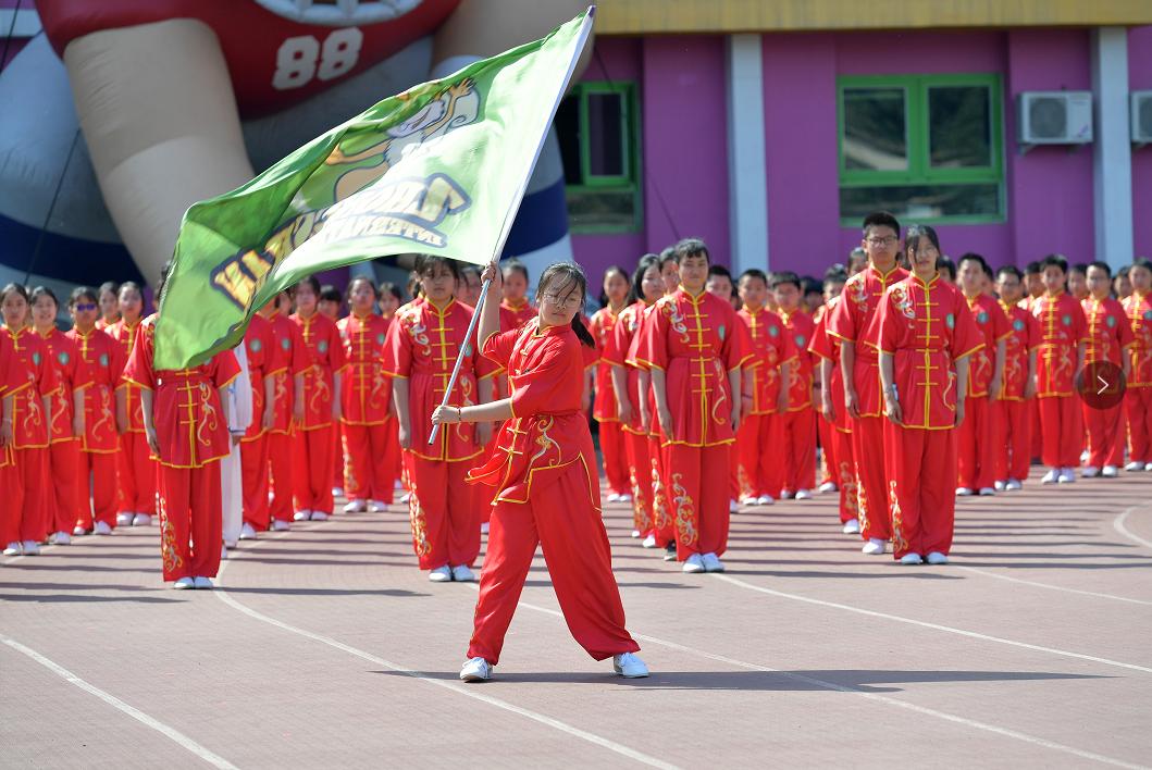 一共有207人参加体操表演,一百多人体育节开场
