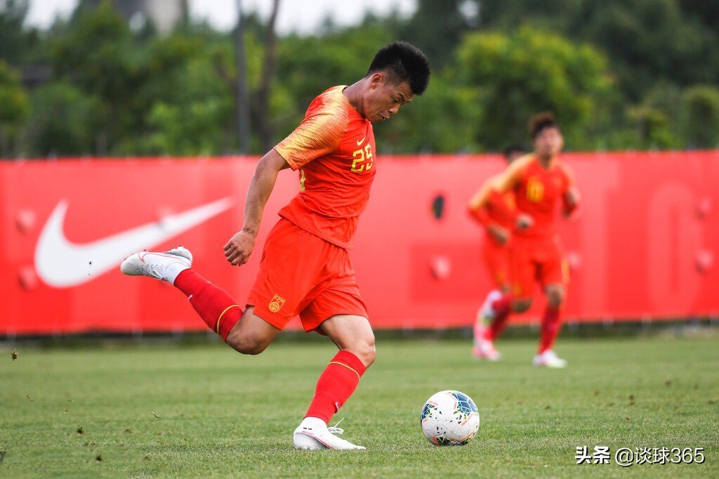 32岁国足锋霸，拒美国国籍为中国效力，妻子是肤白貌美的海归才女