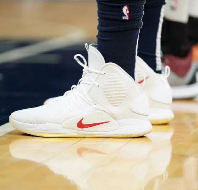 塔图姆和拉塞尔同框官方视频,nba球员上脚利拉德8