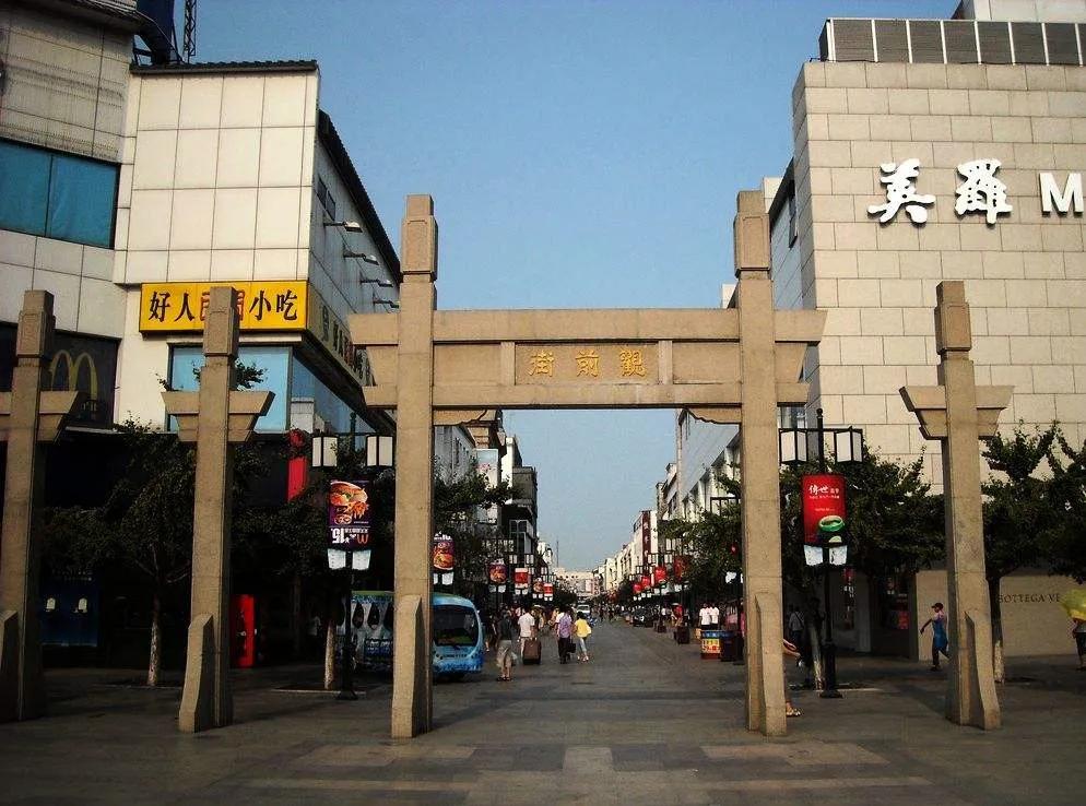 防刺服、武士刀、豪车，这起“龙池械斗”的背后