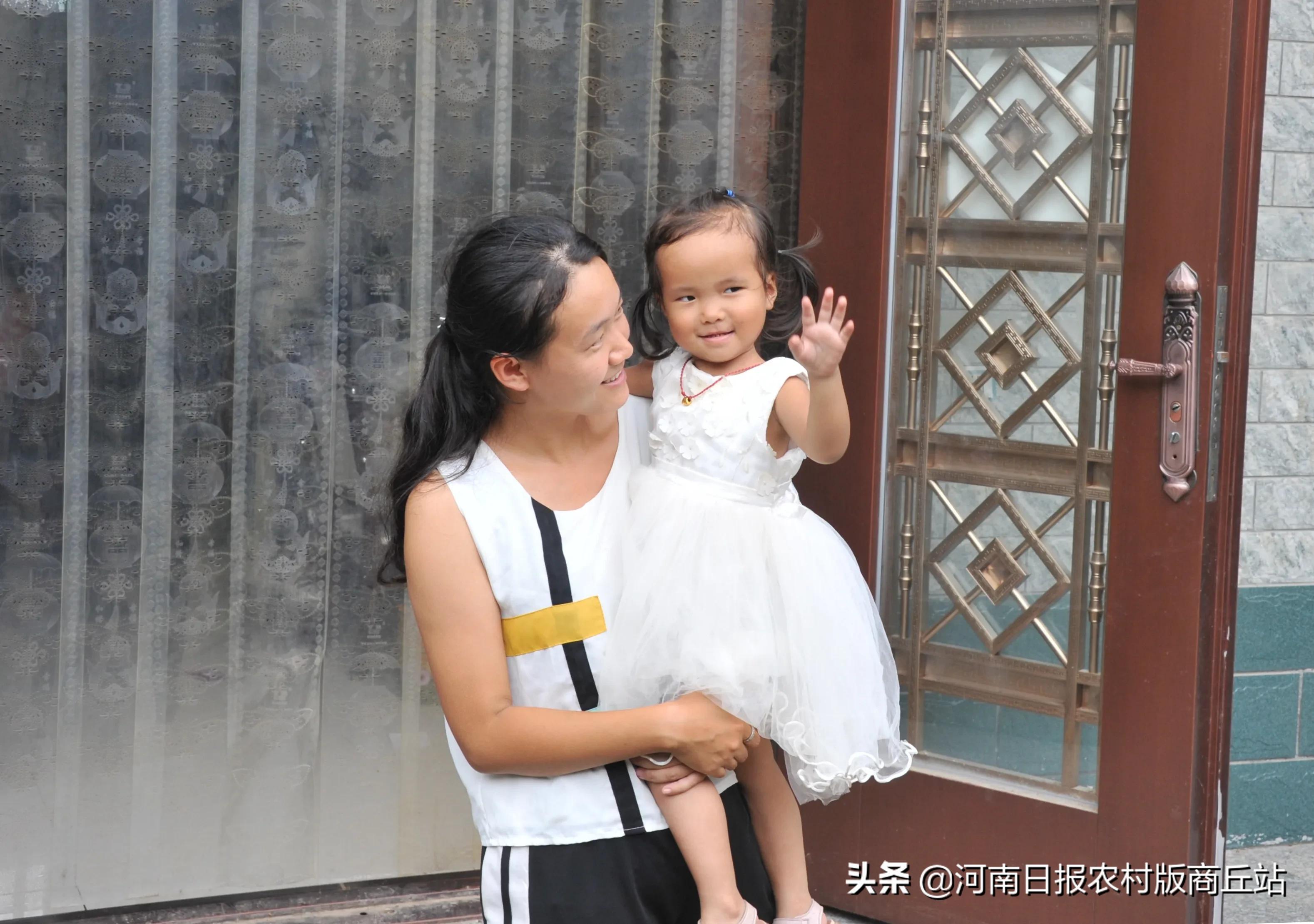 女童不慎落水还好有人相救,孩子不慎落水群众前赴后继相救