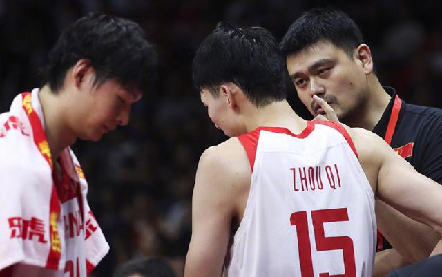 足球记者采访被骂,姚明被采访问足球的看法