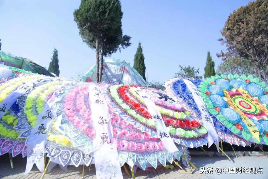 在南阳，社会各界人士纷至沓来悼念二月河